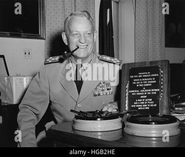 Stati Uniti La marina Admiral Arleigh A. Burke fumare una tubazione di tabacco, 1958. Foto Stock