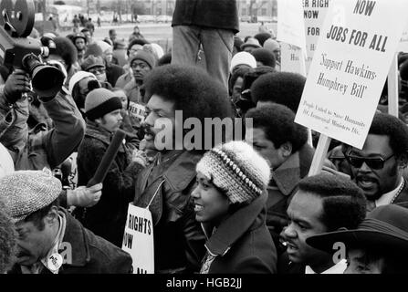 Il reverendo Jesse Jackson circondata da dimostranti intorno alla Casa Bianca, 1975. Foto Stock