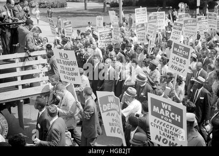 I diritti civili leader circondato da una folla che porta i segni, Washington D.C. Foto Stock