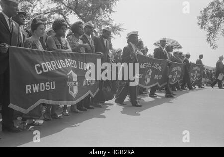 Dimostranti che trasportano la manodopera europea banner durante il mese di marzo su Washington, 1963. Foto Stock