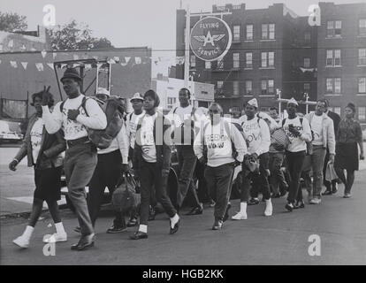 Il gruppo di donne e uomini a piedi da New York a Washington, D.C., 1963. Foto Stock