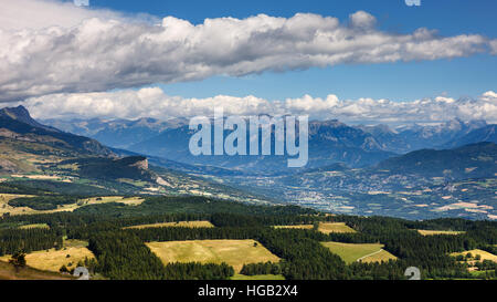 Panoramica vista elevata sull altopiano di Bayard con Chapeau de Napoleone e Grand Morgon nella distanza. Hautes Alpes, Francia Foto Stock