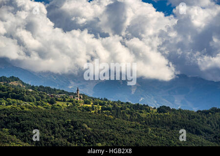 Borgo Saint-Sauveur sulla collina vicino a Embrun, Hautes-Alpes. A sud delle Alpi Francesi, Francia Foto Stock
