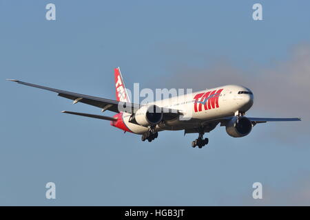 TAM Boeing 777-300ER PT-MUA atterraggio all'Aeroporto Heathrow di Londra, Regno Unito Foto Stock