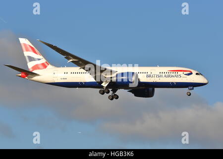 British Airways Boeing Dreamliner 787-8 G-ZBJB atterraggio all'Aeroporto Heathrow di Londra, Regno Unito Foto Stock