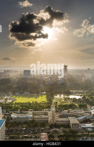 Vista di Uhuru Park nel quartiere degli affari di Nairobi, in Kenya la sera Foto Stock