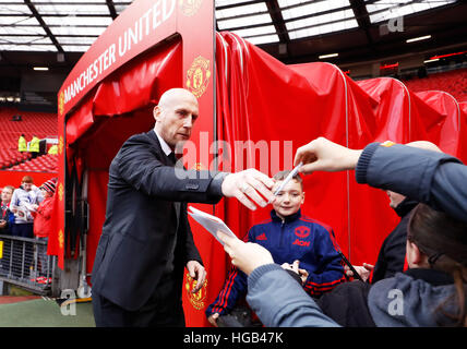 La lettura di manager Jaap Stam firma autografi prima di Emirates FA Cup, terzo round corrispondono a Old Trafford, Manchester. Foto Stock