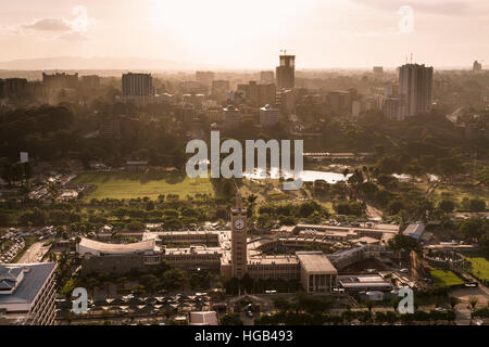 Vista di Uhuru Park nel quartiere degli affari di Nairobi, in Kenya la sera Foto Stock