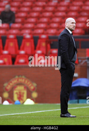 La lettura di manager Jaap Stam sul passo prima di Emirates FA Cup, terzo round corrispondono a Old Trafford, Manchester. Foto Stock
