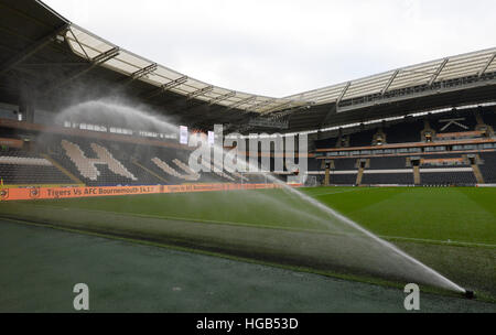 Gli sprinkler all'interno dello stadio prima della Emirates FA Cup, terzo round in abbinamento al KCOM Stadium, scafo. Foto Stock