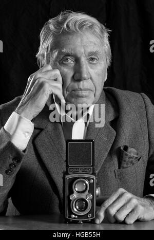 Conflitto fotografo don mccullin fotografato in fase di sterzata 80 anni di età, con una mostra delle sue più famose fotografie. Foto Stock