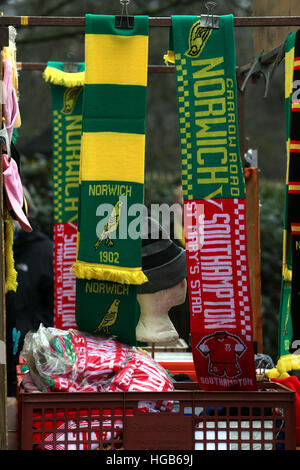 Club merchandise su uno stallo davanti a Emirates FA Cup, terzo round corrispondono a Carrow Road, Norwich. Foto Stock