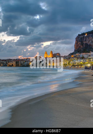 La spiaggia di Cefalù in Sicilia prima del sorgere del sole Foto Stock