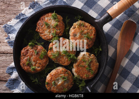 Torte di pesce con erbe di close-up in una padella. vista orizzontale dal di sopra Foto Stock