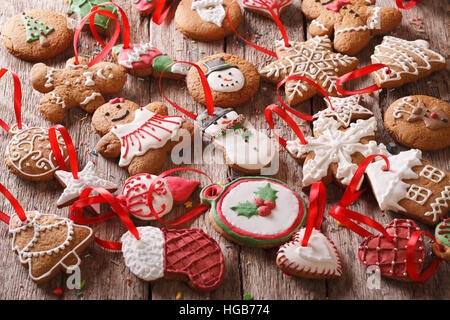 Splendido Natale sfondo gingerbread su un tavolo in legno close-up orizzontale. Foto Stock