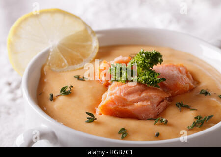 Zuppa di salmone con macro di limone in una ciotola bianca orizzontale. Foto Stock