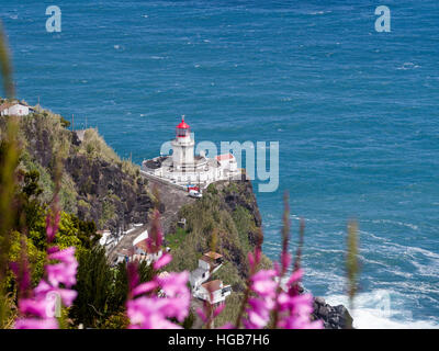 Farol do Arnel presiede l'Atlantico al di sotto. Questo vecchio faro appena a sud del Nordeste, si siede su un prominatory alta al di sopra di un blu oceano Atlantico. E Foto Stock