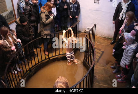 Whitewells Capodanno tuffo acqua di congelamento Foto Stock