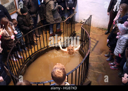 Whitewells Capodanno tuffo acqua di congelamento Foto Stock