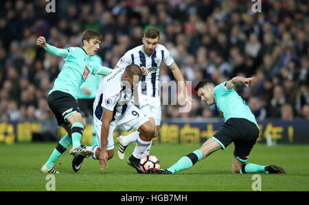 West Bromwich Albion's Jose Salomon Rondon (centro) prende il Derby County di Jason SHACKELL (destra) e Julien de Sart (sinistra) durante la Emirates FA Cup, terzo round in abbinamento al The Hawthorns, West Bromwich. Foto Stock