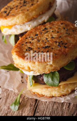 Due ramen hamburger con uova e formaggio vicino sul piano verticale. Foto Stock