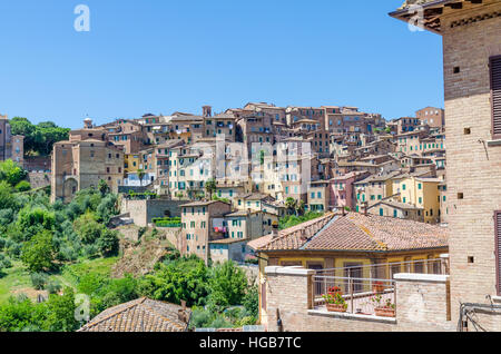 Vista sulla storica tipiche case italiane nel patrimonio mondiale Unesco città Siena, Italia, Europa Foto Stock