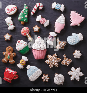 Natale gingerbread cookie su una scheda di ardesia closeup. vista dall'alto lo sfondo Foto Stock