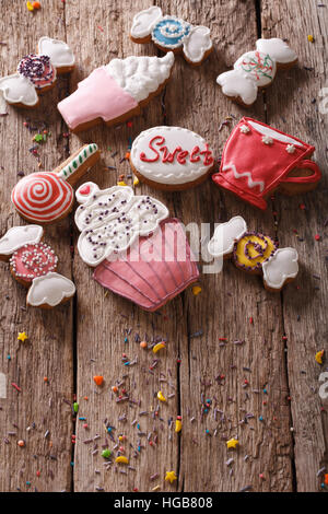 Gingerbread dolci vicino sul tavolo. Sfondo verticale Foto Stock