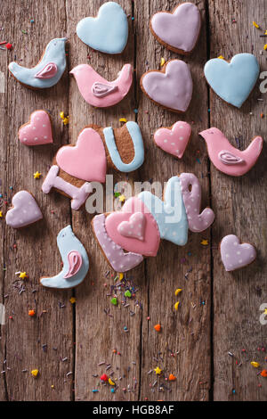 Gingerbread cookies per il giorno di San Valentino su uno sfondo di legno. verticale vista superiore Foto Stock