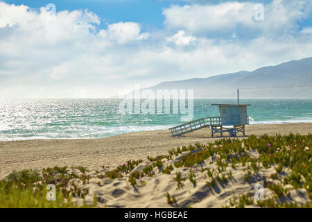 Bagnino capanna sulla spiaggia di Malibu. Foto Stock