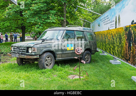 Dnepropetrovsk, Ucraina - 19 Maggio 2016: Open Air Museum dedicata alla guerra in Donbass. Vettura militare ucraino forze armate Foto Stock