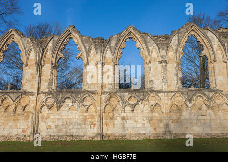 L'Abbazia di Santa Maria, una rovina abbazia benedettina di York, Inghilterra e un grado che ho elencato la costruzione REGNO UNITO Foto Stock