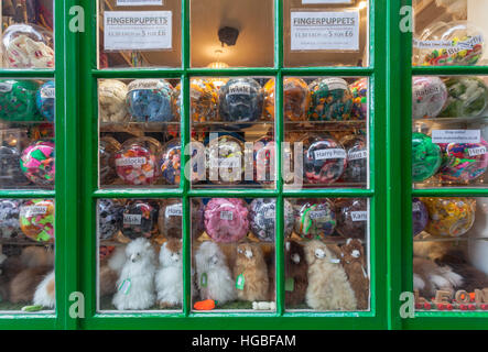 Finestra Sweetshop, mostrando i dolciumi e giocattoli, così come i vetri e dal verde brillante della vernice, nel caos, York Regno Unito Foto Stock