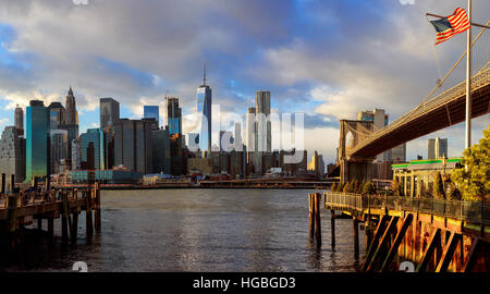 Il Ponte di Brooklyn e la Skyline di Manhattan da Brooklyn, New York. Foto Stock