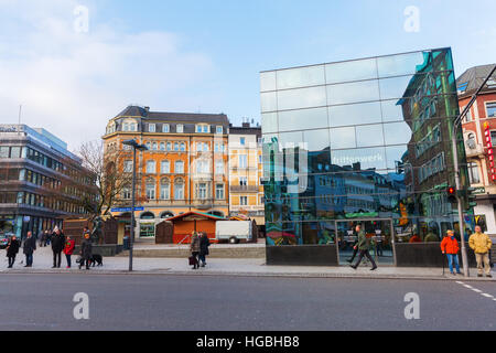 Aachen, Germania - 27 dicembre 2016: street view a Peter Street, con persone non identificate. Aachen è una città termale nel NRW e fu la residenza di Charlemag Foto Stock