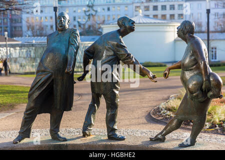 Aachen, Germania - 27 dicembre 2016: statua in bronzo di nome di circolazione del denaro in Aachen, con persone non identificate. Aachen è una città termale nel NRW e stato Foto Stock