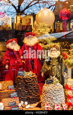 Aachen, Germania - 27 dicembre 2016: Natale decorato la finestra di visualizzazione di una stampate shop nel centro storico della città di Aquisgrana. La rinomanza mondiale Aachener stampate Foto Stock