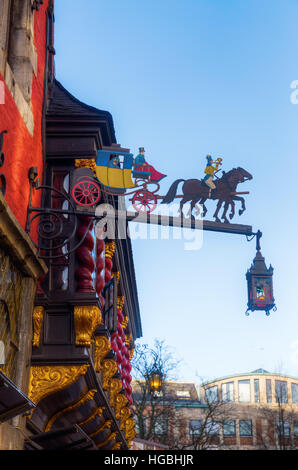 Aachen, Germania - 27 dicembre 2016: ristorante segno in un edificio storico. Aachen è una città termale nel NRW e fu residenza di Carlo Magno e più tardi th Foto Stock