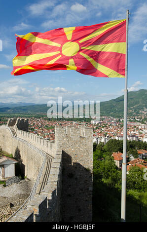 Le mura e le torri di Samuel della fortezza con sventola bandiera macedone, Ohrid Macedonia Foto Stock