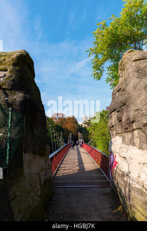 Bridge da Temple de la Sibylle nel Parc des Buttes Chaumont a Parigi, Francia Foto Stock