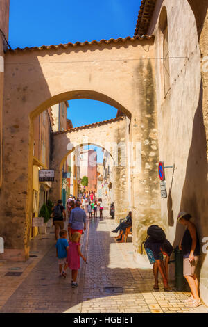 Saint Tropez, Francia - Agosto 03, 2016: persone non identificate su un vicolo pittoresco a Saint Tropez. Saint Tropez è una località balneare in Costa Azzurra un Foto Stock