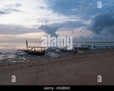 Bali tradizionali barche da pesca sulla spiaggia al tramonto. Foto Stock