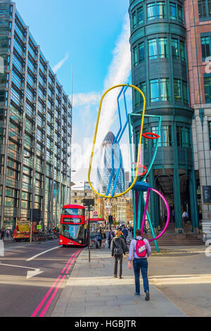 Street view a Bishopsgate nella City of London, Londra, Regno Unito Foto Stock