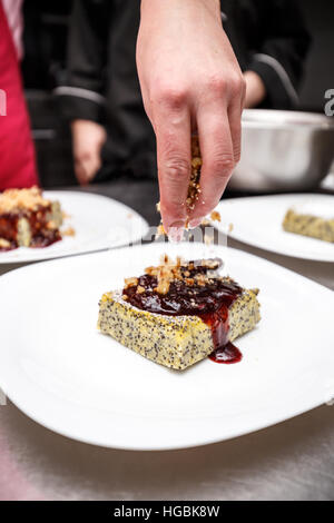 Professional chef pasticcere decorare un dessert Foto Stock