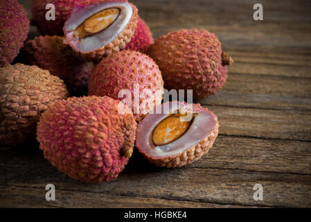 Litchi freschi sul vecchio tavolo in legno Foto Stock