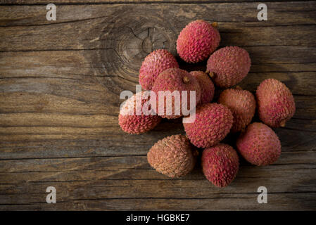 Litchi freschi sul vecchio tavolo in legno Foto Stock