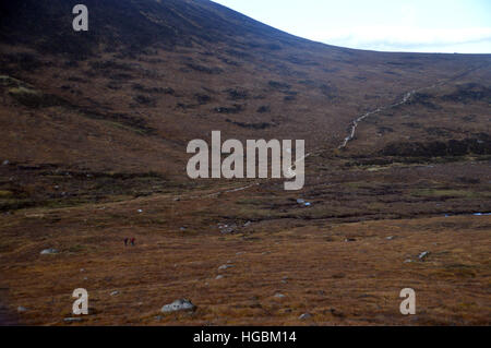 Il Lairig Laoigh un sentiero a Col tra il Corbett Creag Mhor e la Munro Bynack più nelle Highlands Scozzesi. Foto Stock