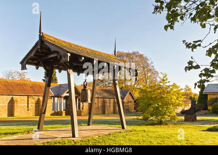 Hemel Hempstead, Inghilterra - Novembre 2016: Fotografia della campana a Amaravati monastero buddista. Il monastero è ispirato alla foresta thailandese traditi Foto Stock