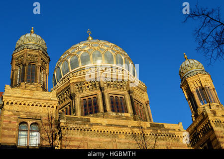 La facciata anteriore della Nuova Sinagoga (Neue Synagogue) nel distretto Mitte di Berlino, Oranienburger Straße, Berlino, Germania Foto Stock