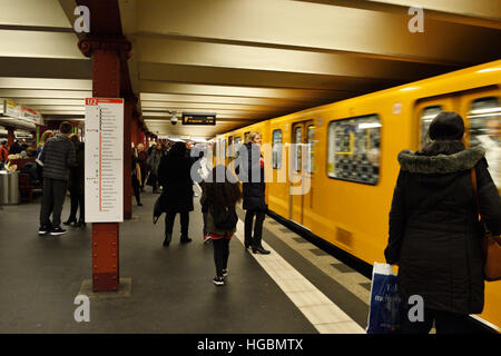 U-Bahn treno arrivando a Alexanderplatz stazione ferroviaria, Berlino, Germania Foto Stock